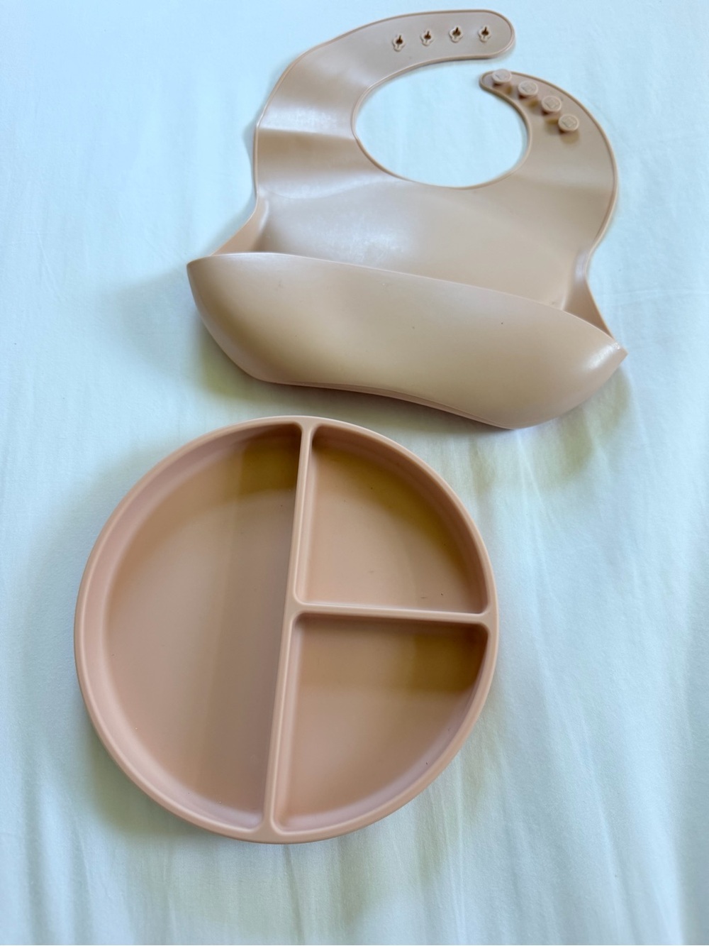 Mushie Silicone Baby Feeding Set – Divided Plate & Bib